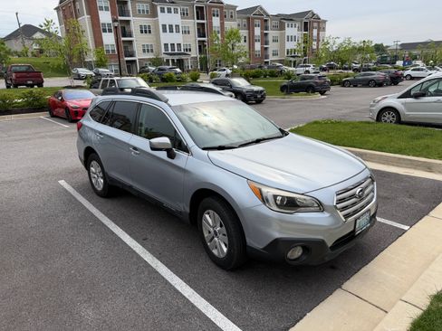 Used 2017 Subaru Outback 2.5i Premium AWD/4WD image 1