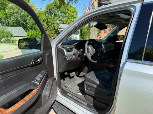 Used 2017 Chevrolet Suburban Premier AWD/4WD image 15