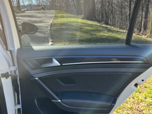 Used 2018 Volkswagen Golf 4-Door image 16