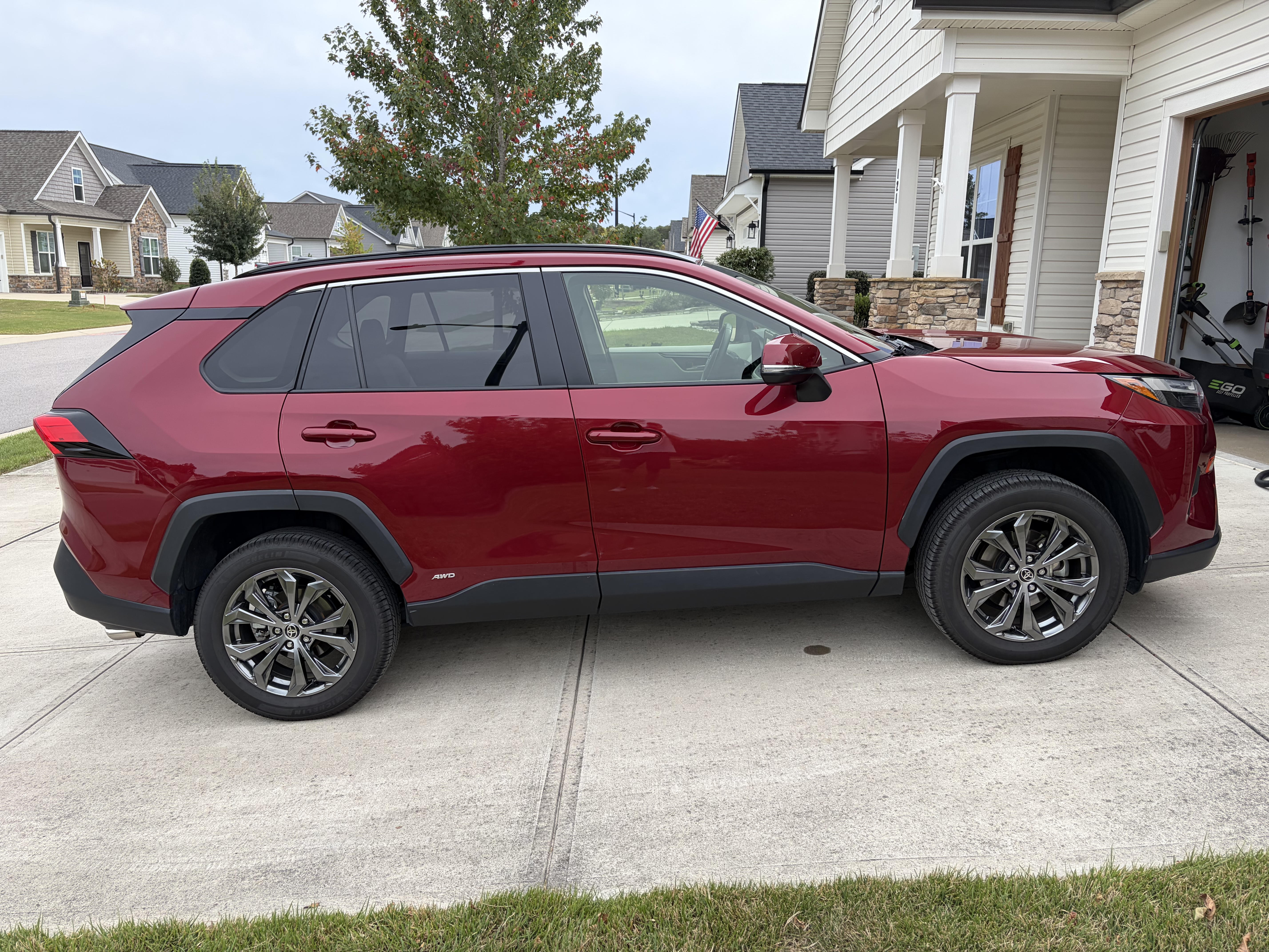 Used 2022 Toyota RAV4 XLE Premium AWD/4WD image 4