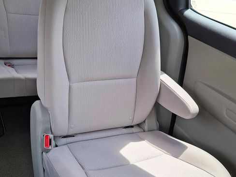 Used 2019 Kia Sedona LX image 24