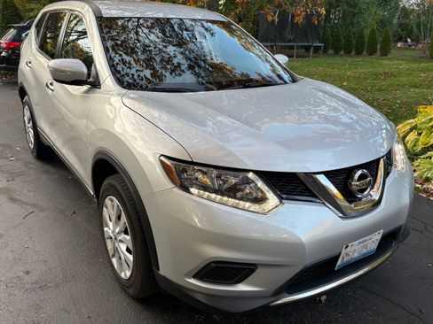 Used 2015 Nissan Rogue S w/ S Family Package image 1