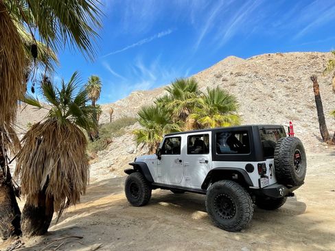 Used 2017 Jeep Wrangler Unlimited Sahara w/ Connectivity Group AWD/4WD image 5