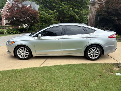 Used 2016 Ford Fusion SE FWD image 2