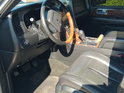 Used 2016 Lincoln Navigator L Select image 12