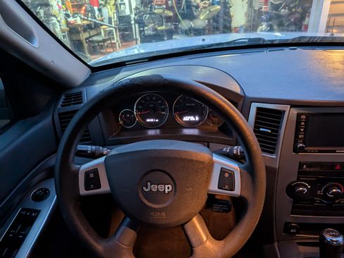 Used 2010 Jeep Grand Cherokee Laredo w/ Sun/Sound Group image 6