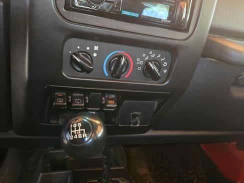 Used 2005 Jeep Wrangler Unlimited Rubicon image 9