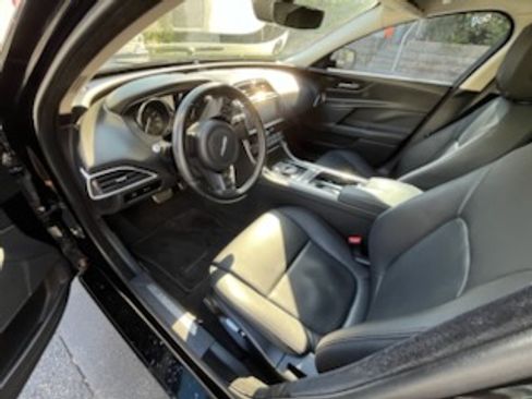 Used 2019 Jaguar XE Premium image 12
