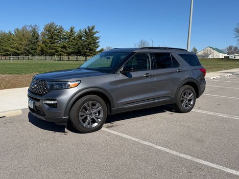 Used 2022 Ford Explorer XLT w/ Equipment Group 202A image 2