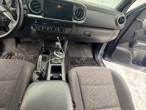 Used 2017 Toyota Tacoma TRD Sport w/ Tow Package (A/T) image 13