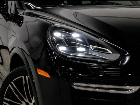 Used 2016 Porsche Cayenne Turbo S AWD/4WD image 12