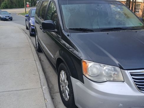 Used 2014 Chrysler Town & Country Touring image 11