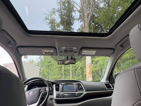 Used 2015 Toyota Highlander Limited w/ Driver Technology Package FWD image 15