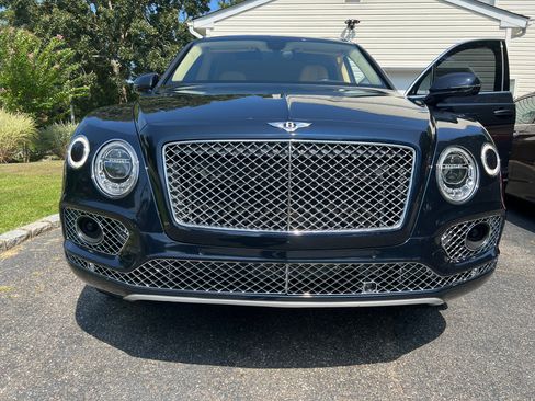 Used 2017 Bentley Bentayga AWD/4WD image 4