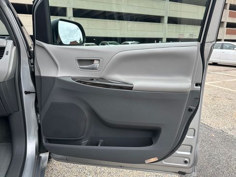 Used 2015 Toyota Sienna XLE image 12