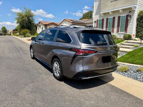 Used 2021 Toyota Sienna Platinum AWD/4WD image 29