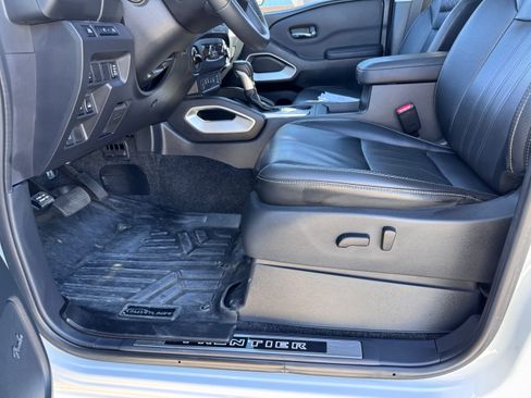 Used 2022 Nissan Frontier SV w/ SV Premium Package image 12