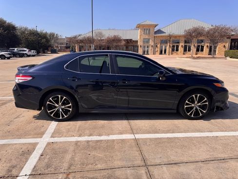Used 2020 Toyota Camry SE image 4