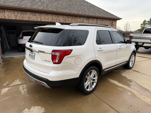 Used 2016 Ford Explorer XLT w/ Equipment Group 202A image 9