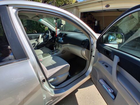 Used 2012 Toyota Highlander SE w/ Tow Pkg image 11