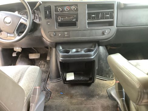 Used 2008 Chevrolet Express 2500 Passenger image 18