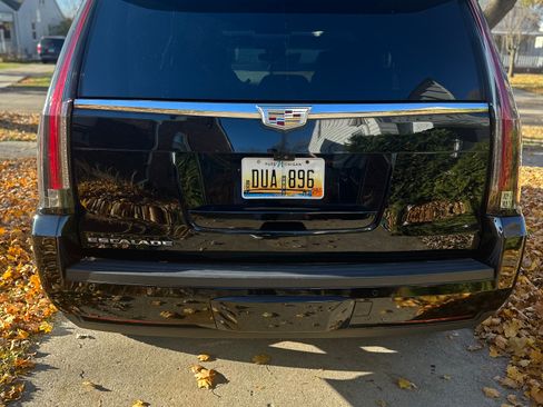 Used 2017 Cadillac Escalade Luxury image 4