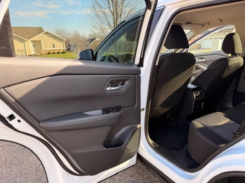 Used 2025 Nissan Rogue SV image 2