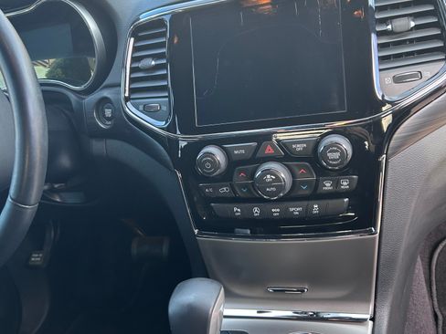 Used 2019 Jeep Grand Cherokee Laredo w/ 18" Wheel & 8.4" Radio Group image 11