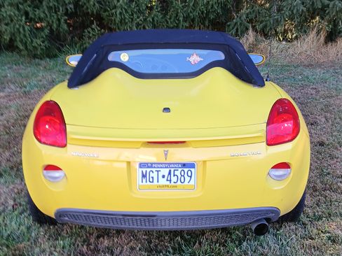 Used 2007 Pontiac Solstice Convertible w/ Premium Package image 2