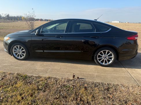 Used 2017 Ford Fusion SE w/ Fusion SE Technology Package image 4