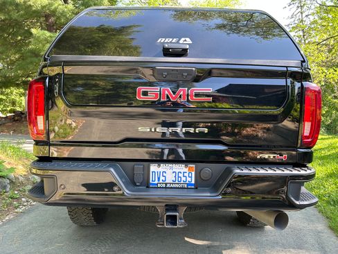Used 2022 GMC Sierra 2500 AT4 w/ AT4 Preferred Package AWD/4WD image 2