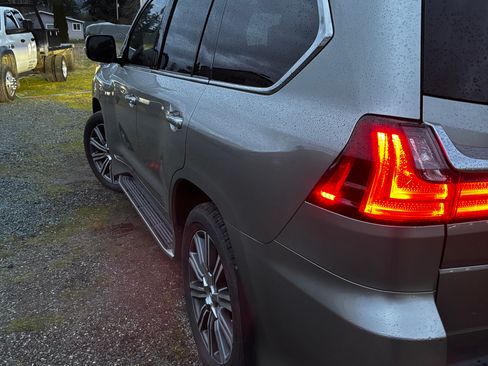 Used 2016 Lexus LX 570 4WD w/ Luxury Package image 6