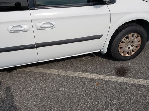 Used 2005 Chrysler Town & Country image 2