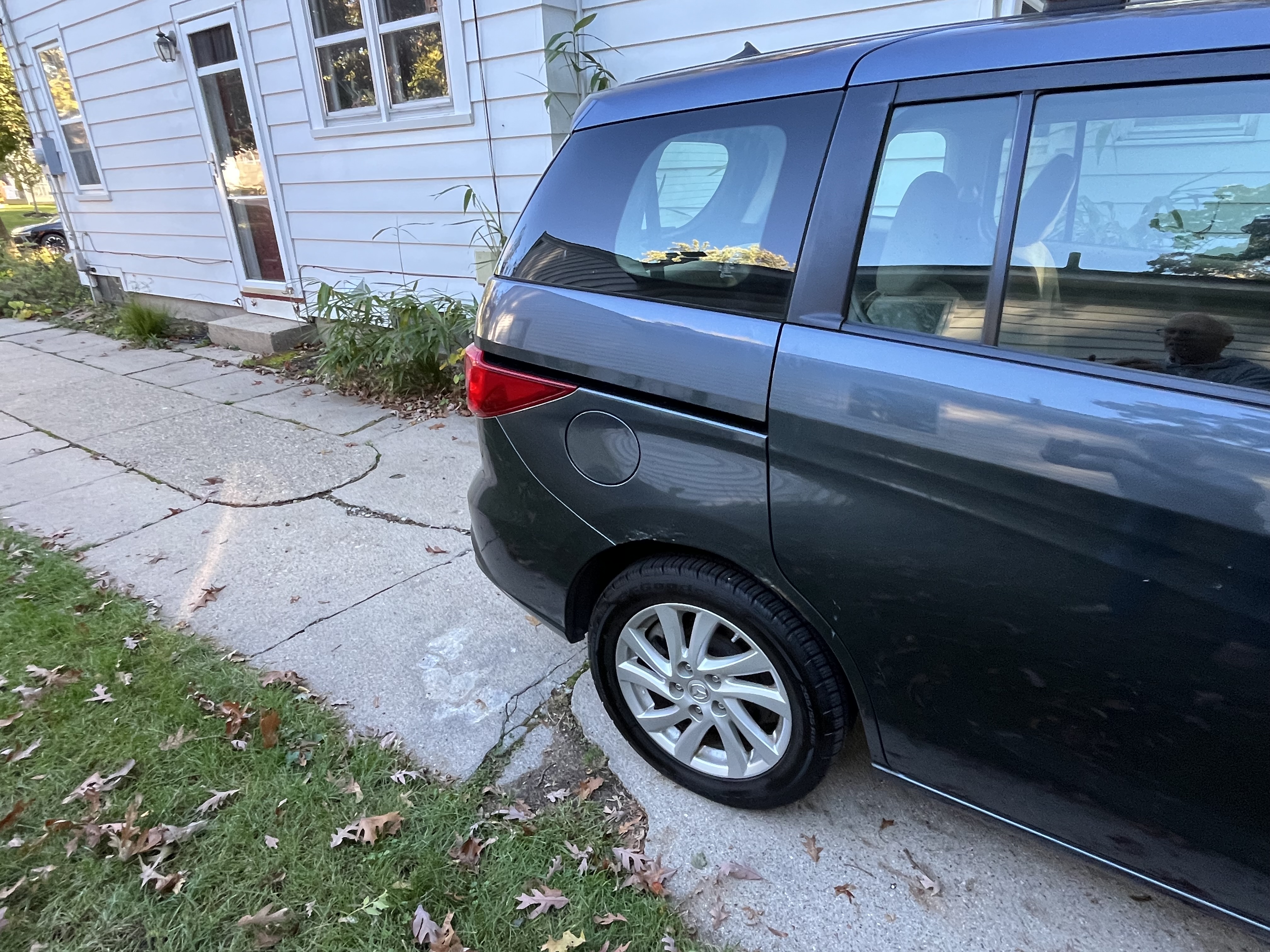 Used 2012 MAZDA MAZDA5 Sport FWD image 5