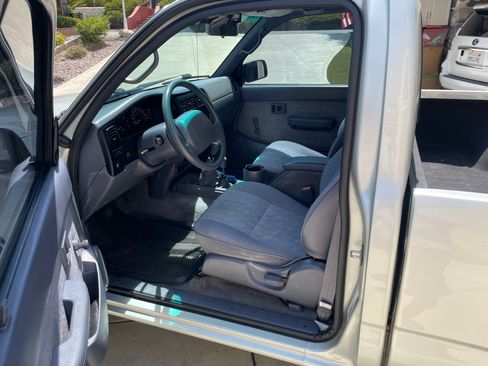 Used 2000 Toyota Tacoma 4x4 Regular Cab w/ Value Edition Plus Pkg image 2