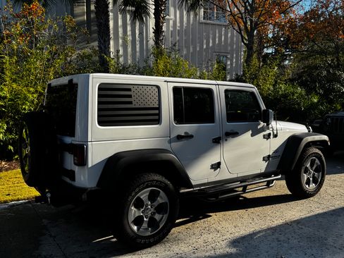 Used 2017 Jeep Wrangler Unlimited Sahara w/ Connectivity Group image 8