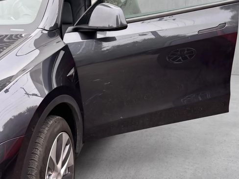Used 2024 Tesla Model Y Long Range RWD image 2