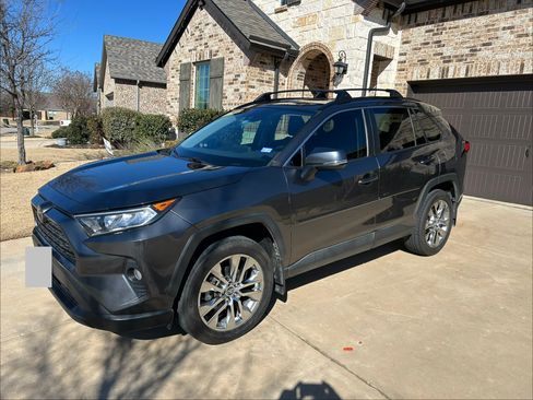 Used 2021 Toyota RAV4 XLE Premium image 2