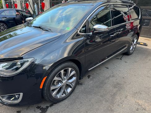 Used 2018 Chrysler Pacifica Limited w/ Tire & Wheel Group FWD image 4