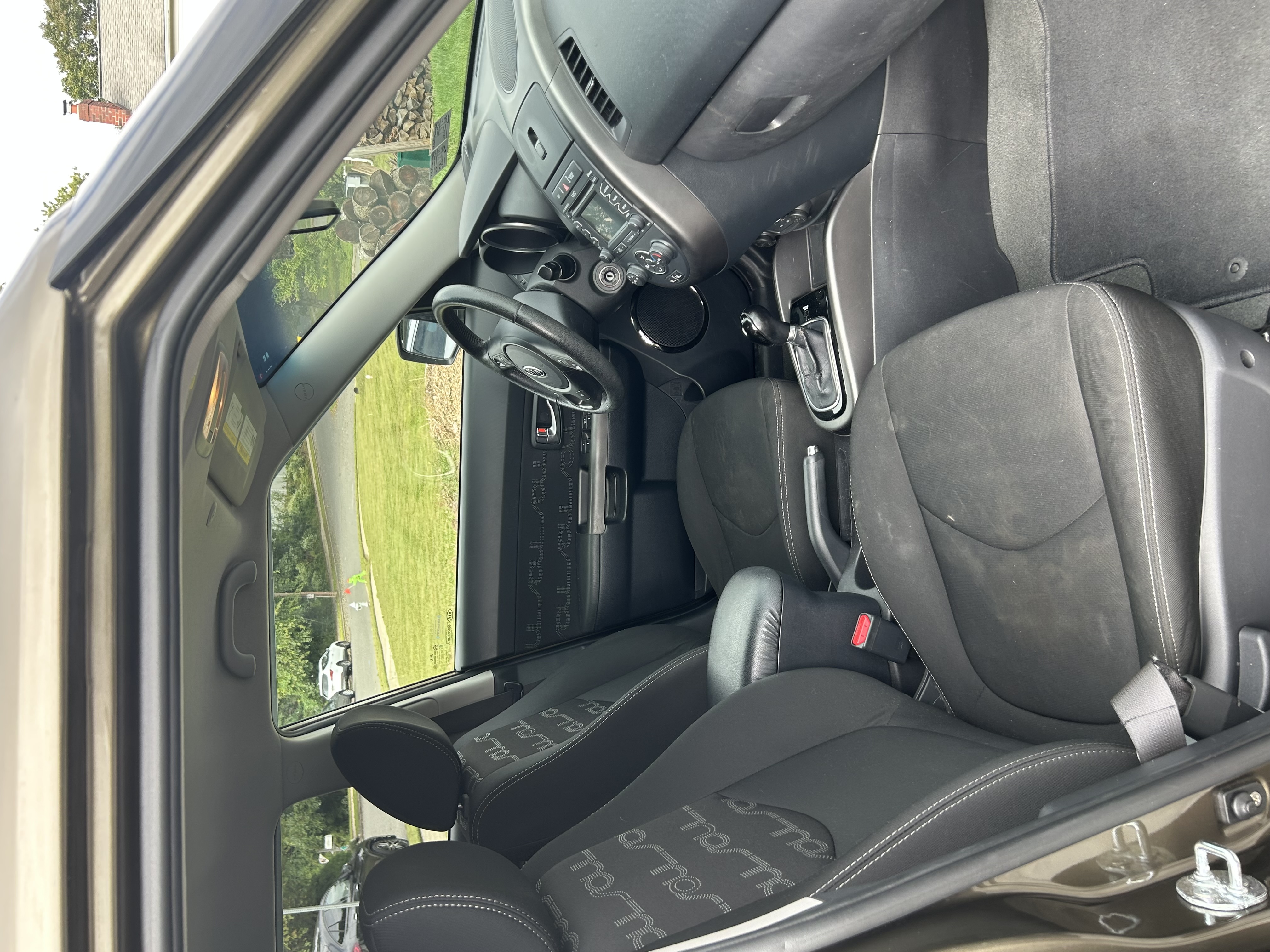 Used 2012 Kia Soul + w/ Audio Pkg FWD image 12