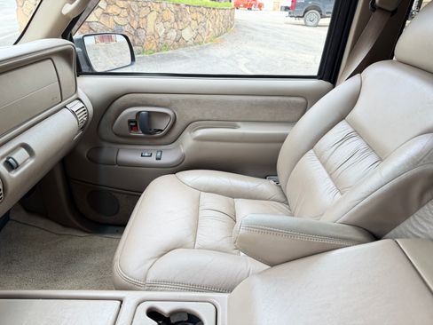 Used 1999 GMC Suburban 4WD w/ Marketing Opt Pkg 3 image 18