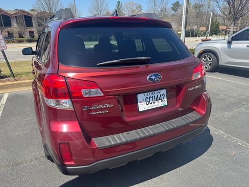 Used 2011 Subaru Outback 2.5i Limited w/ PWR Moonroof Pkg image 6