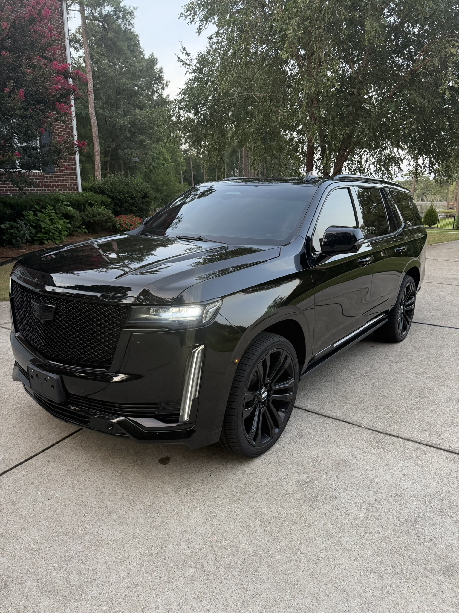 Used 2021 Cadillac Escalade Sport Platinum RWD image 1