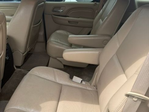 Used 2011 Cadillac Escalade Luxury AWD/4WD image 9