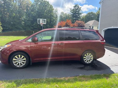 Used 2017 Toyota Sienna XLE Premium w/ Outdoor Package AWD/4WD image 1
