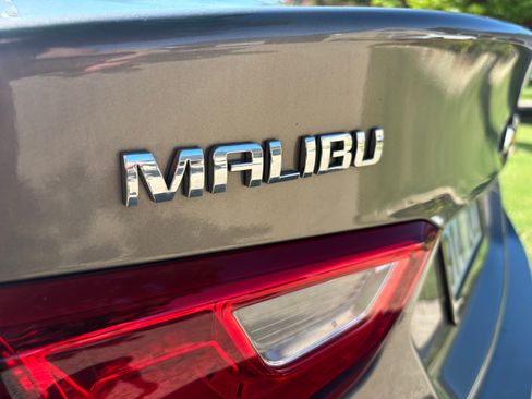 Used 2017 Chevrolet Malibu LT w/ Leather Package FWD image 8