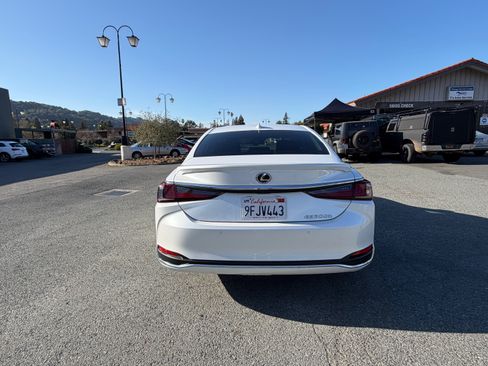 Used 2023 Lexus ES 300h w/ Premium Package image 4