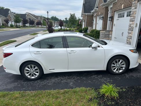 Used 2015 Lexus ES 300h w/ Navigation System Package FWD image 12