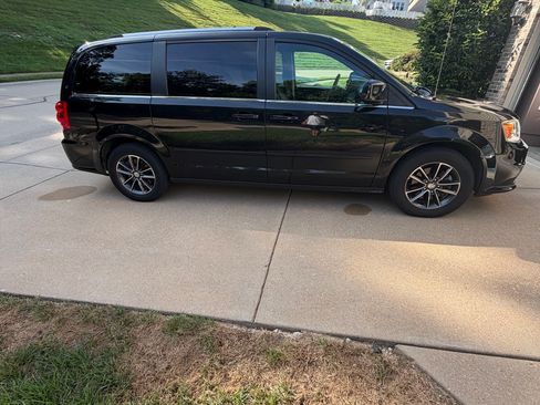 Used 2017 Dodge Grand Caravan SXT FWD image 10