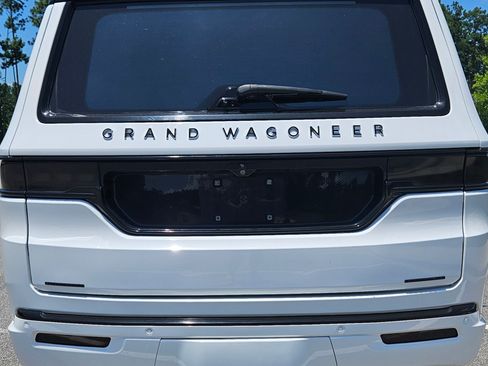Used 2022 Jeep Grand Wagoneer Series III w/ Rear Seat Video Group 1 AWD/4WD image 5